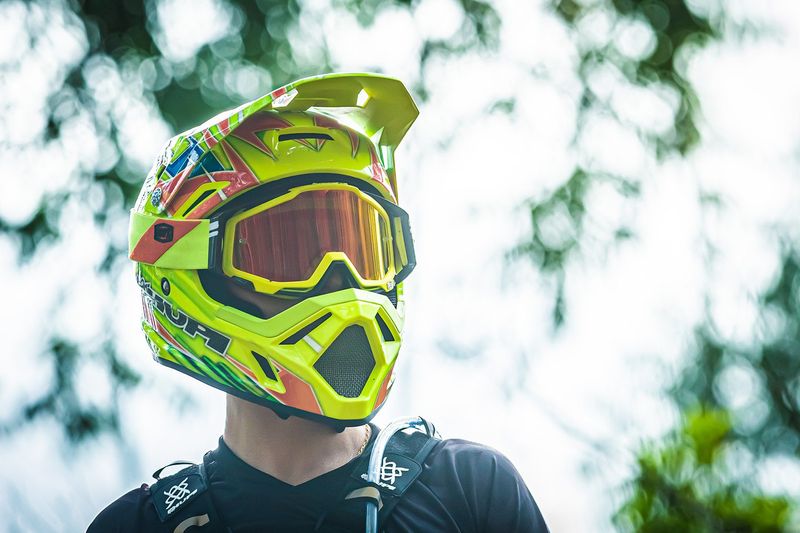 62c730d97ad88_capacete-para-downhill-bmx-enduro-top-hupi-dh-3-amarelo-neon