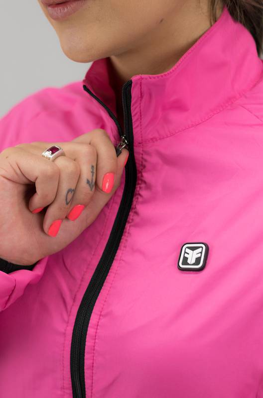 corta-vento-feminina-free-force-rosa-bolso-traseiro-ziper-confortavel-modelagem-comfort
