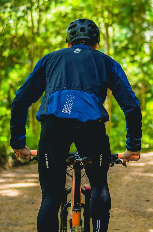 jaqueta-ciclismo-corta-vento-mountain-bike-azul-preto-estampa-refletiva