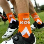 meia-ciclismo-corrida-hupi-br-kom-king-of-mountain-strava-laranja-branco